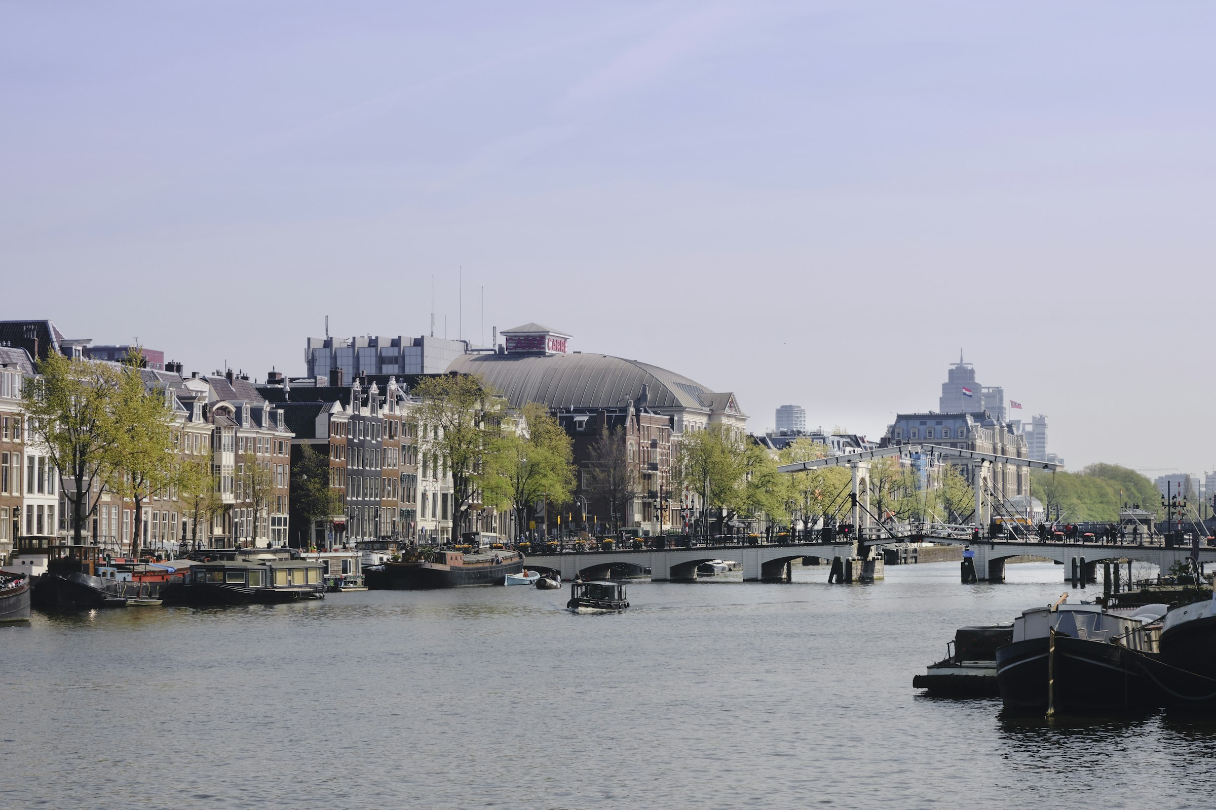 The Amstel and the Magere Brug. The course crosses the river a few hundred metres upstream, at about 37.0 km. Photograph: Frans Ruiter, Unsplash.