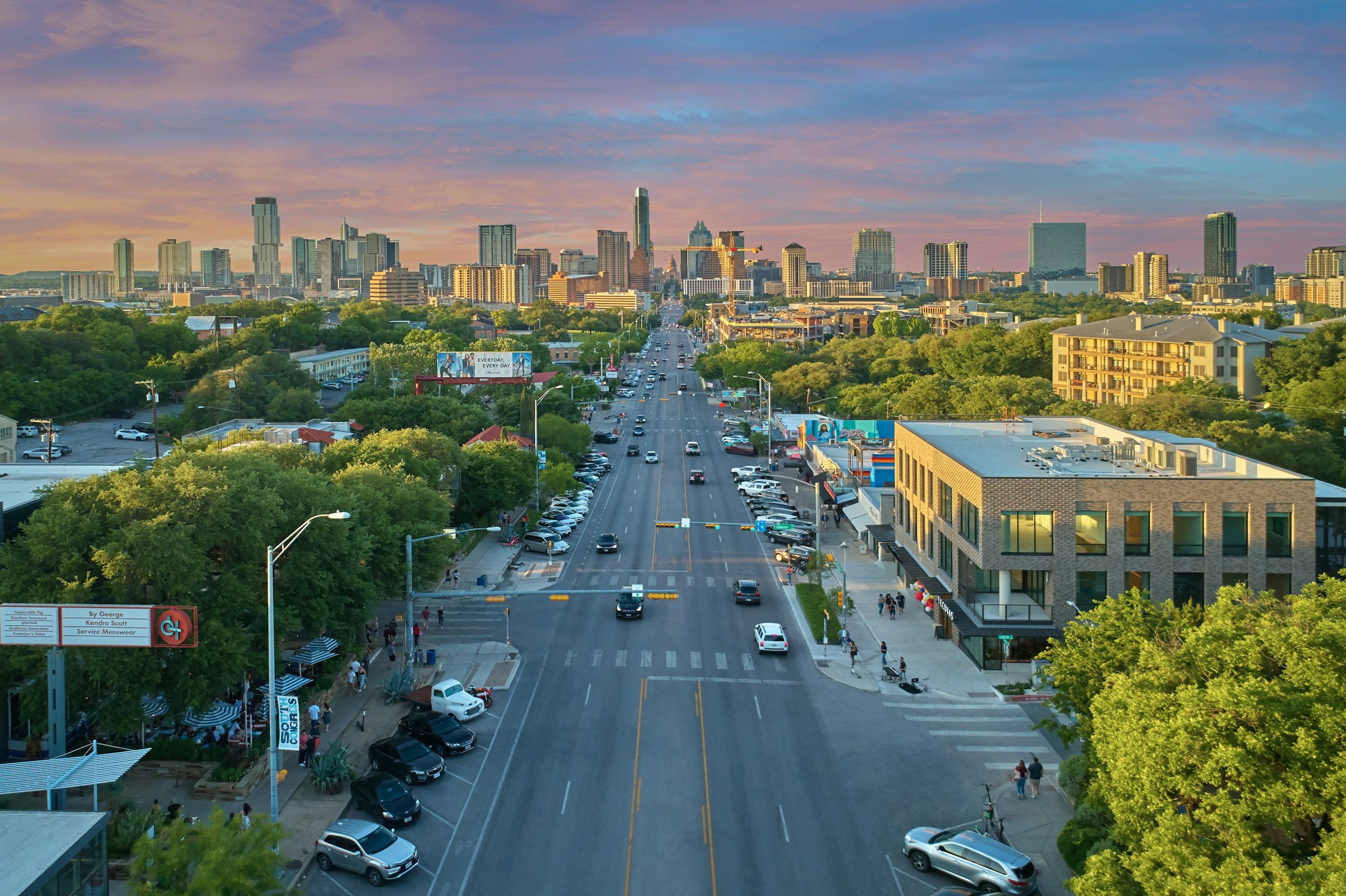 South Congress Avenue, looking north to downtown. The course climbs it from the river, 28 m in the steepest kilometre of the race. Photograph: Justin Wallace, Unsplash.