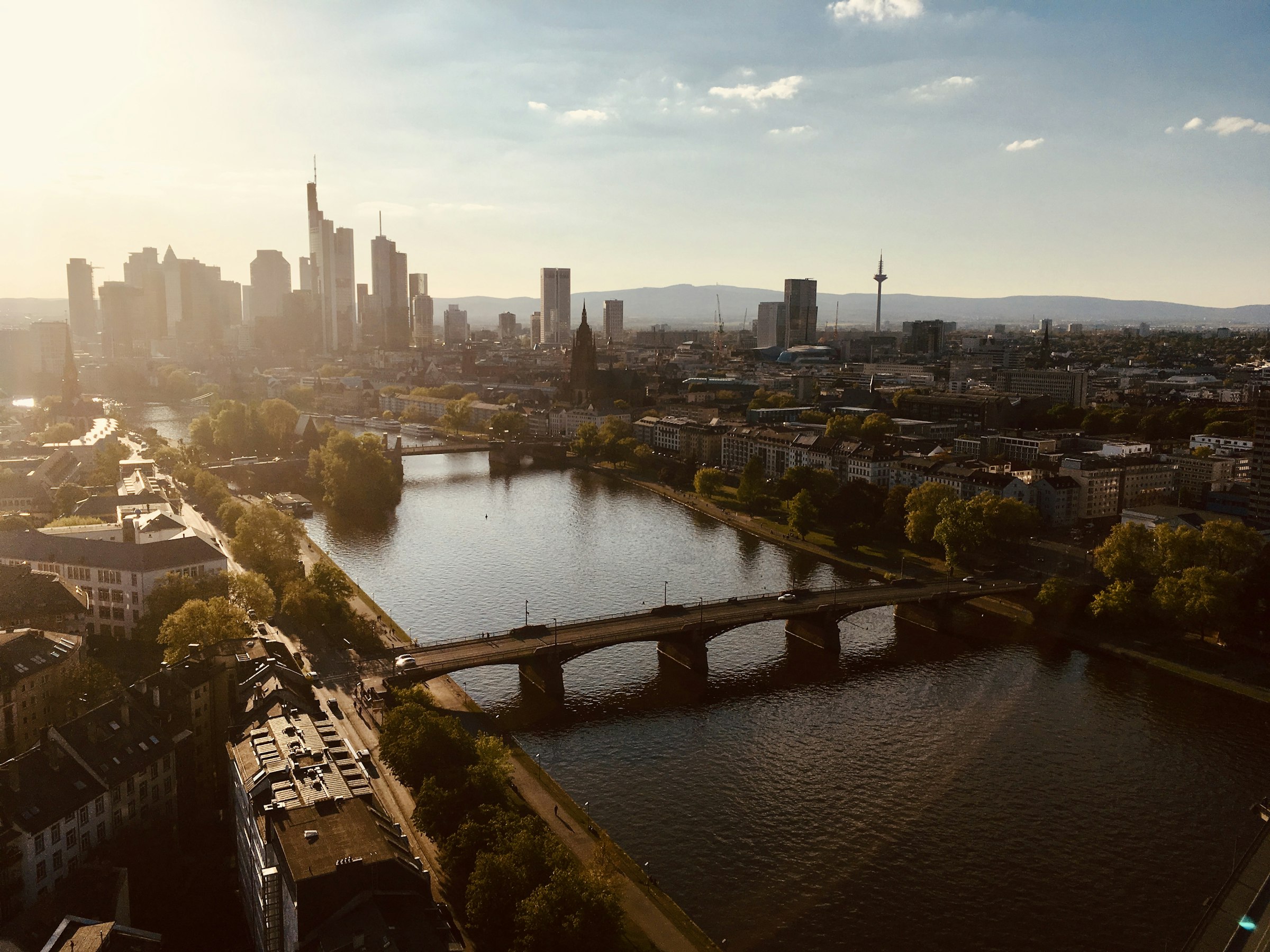 The Main from the east, with the cathedral and the towers beyond. The course crosses the river near the cathedral, on the Alte Brücke, at about 13.2 km. Photograph: Frankfurt Photographer, Unsplash.
