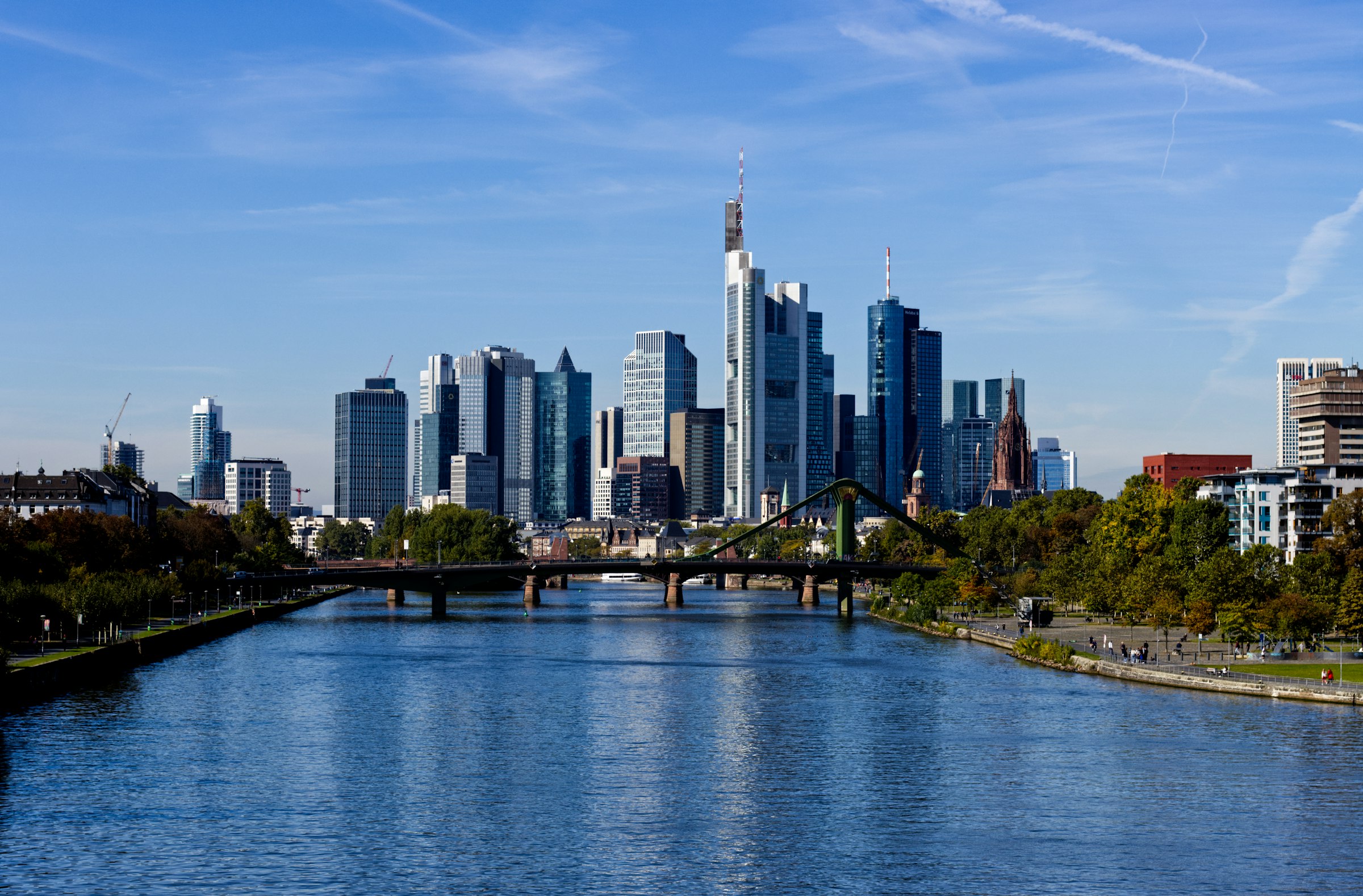 The skyline from the Sachsenhausen side of the Main. After the Alte Brücke the course follows this bank west. Photograph: Julian, Unsplash.