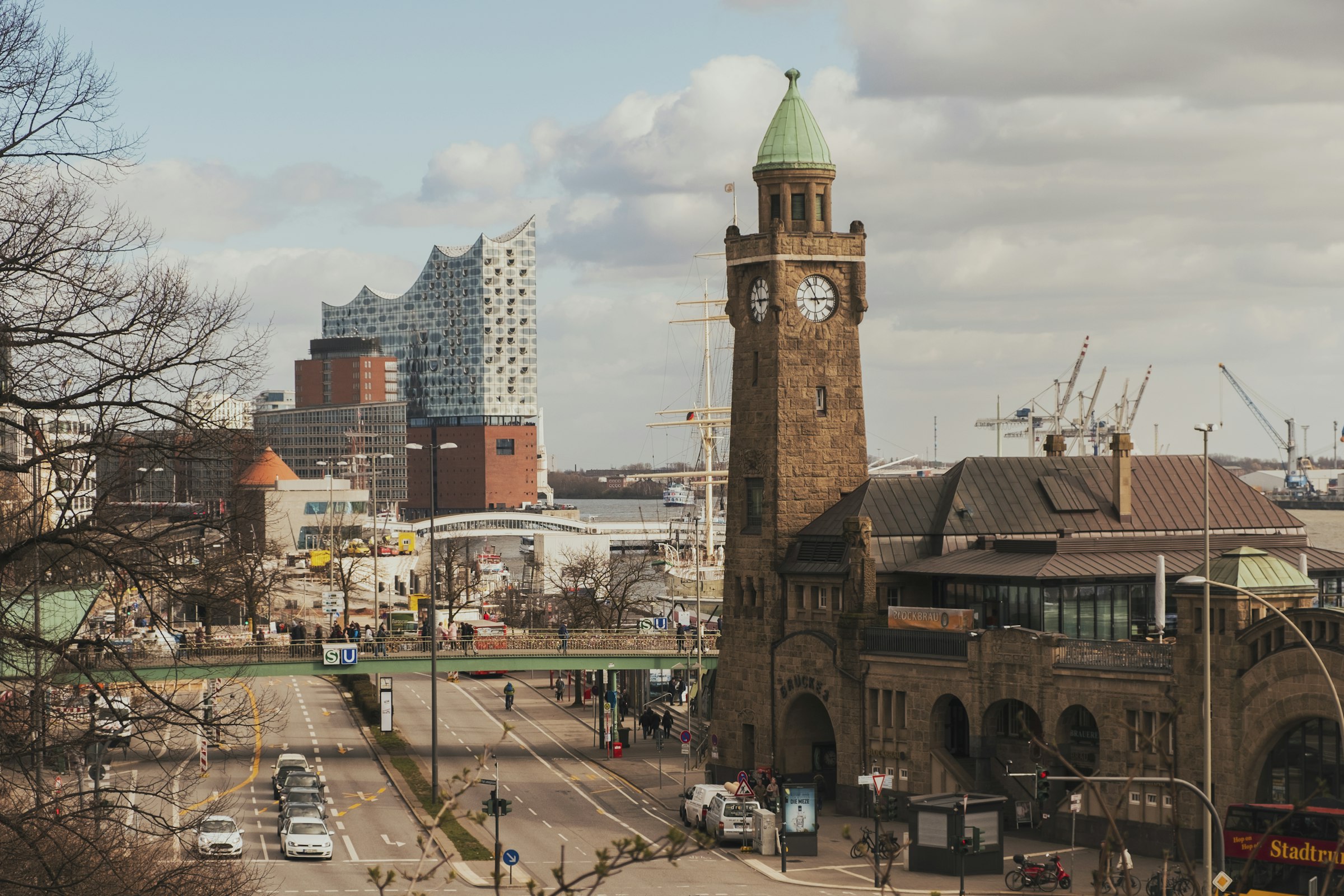 The clock tower of the Landungsbrücken, with the Elbphilharmonie behind. The course passes it at about 11.5 km. Photograph: Julia Solonina, Unsplash.