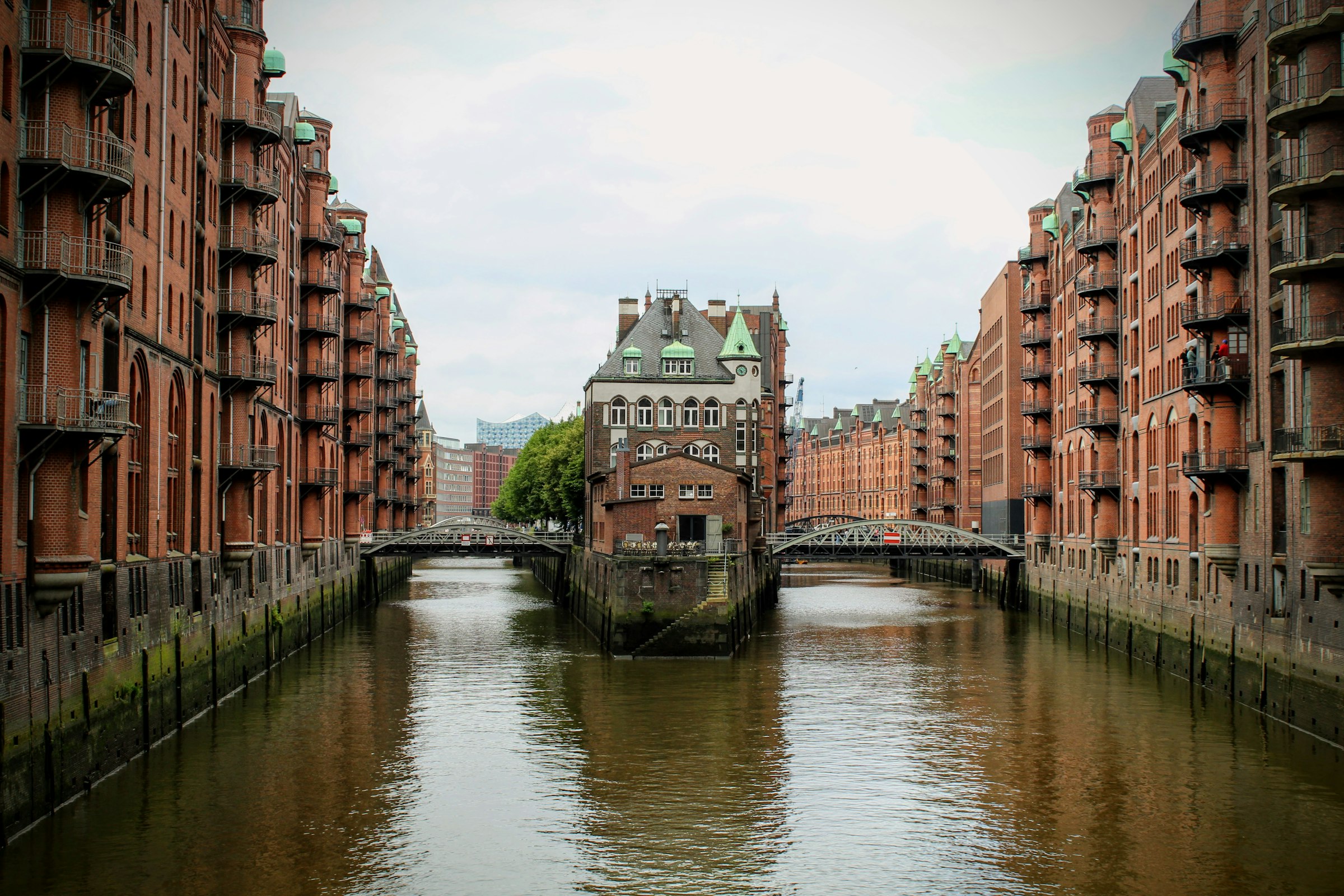 The Wasserschloss in the Speicherstadt, among the brick warehouses. The course crosses the district at about 13.1 km. Photograph: Thomas Konings, Unsplash.