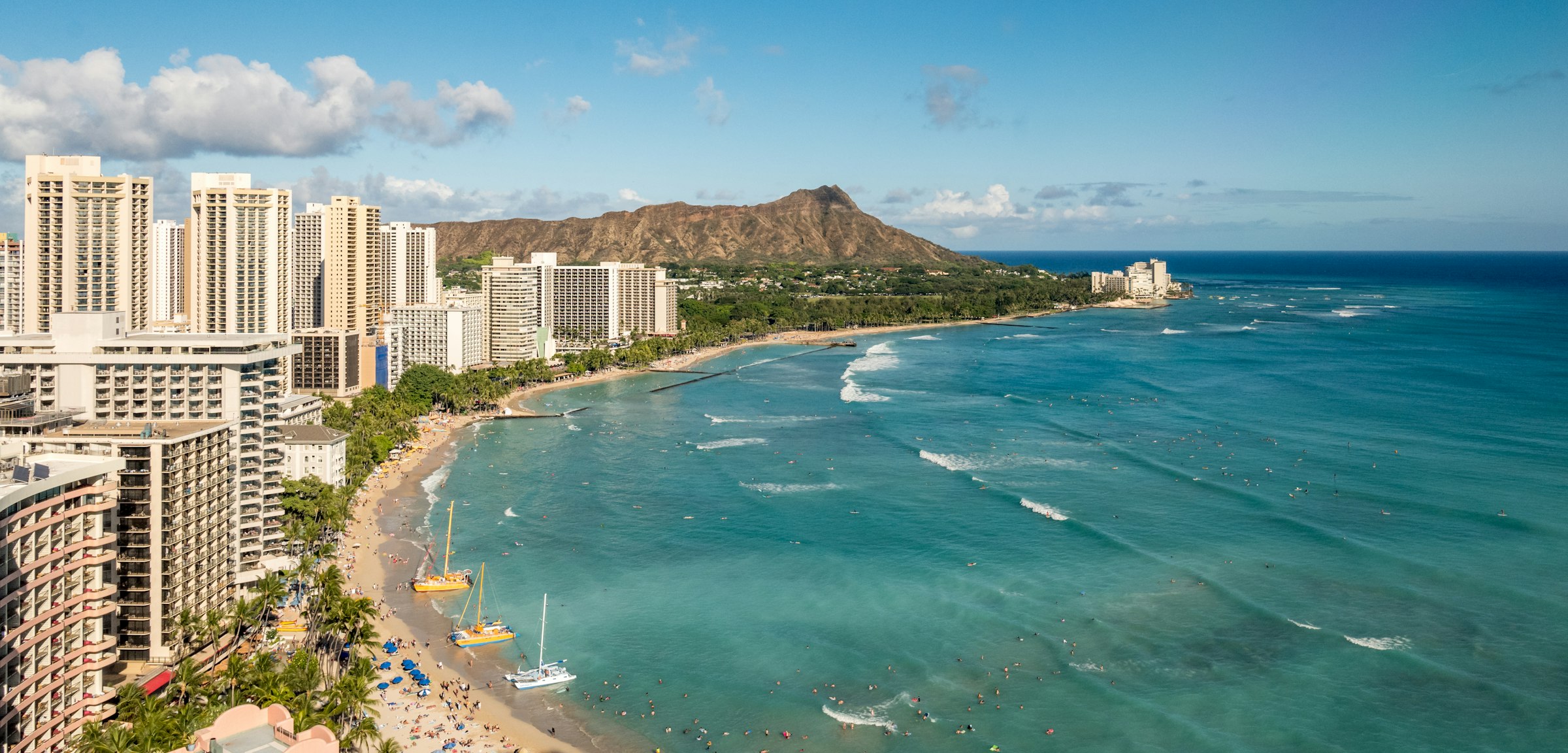 Waikiki Beach, with Diamond Head beyond. The course runs along Kalakaua Avenue behind the hotels at about 8.5 km. Photograph: AussieActive, Unsplash.