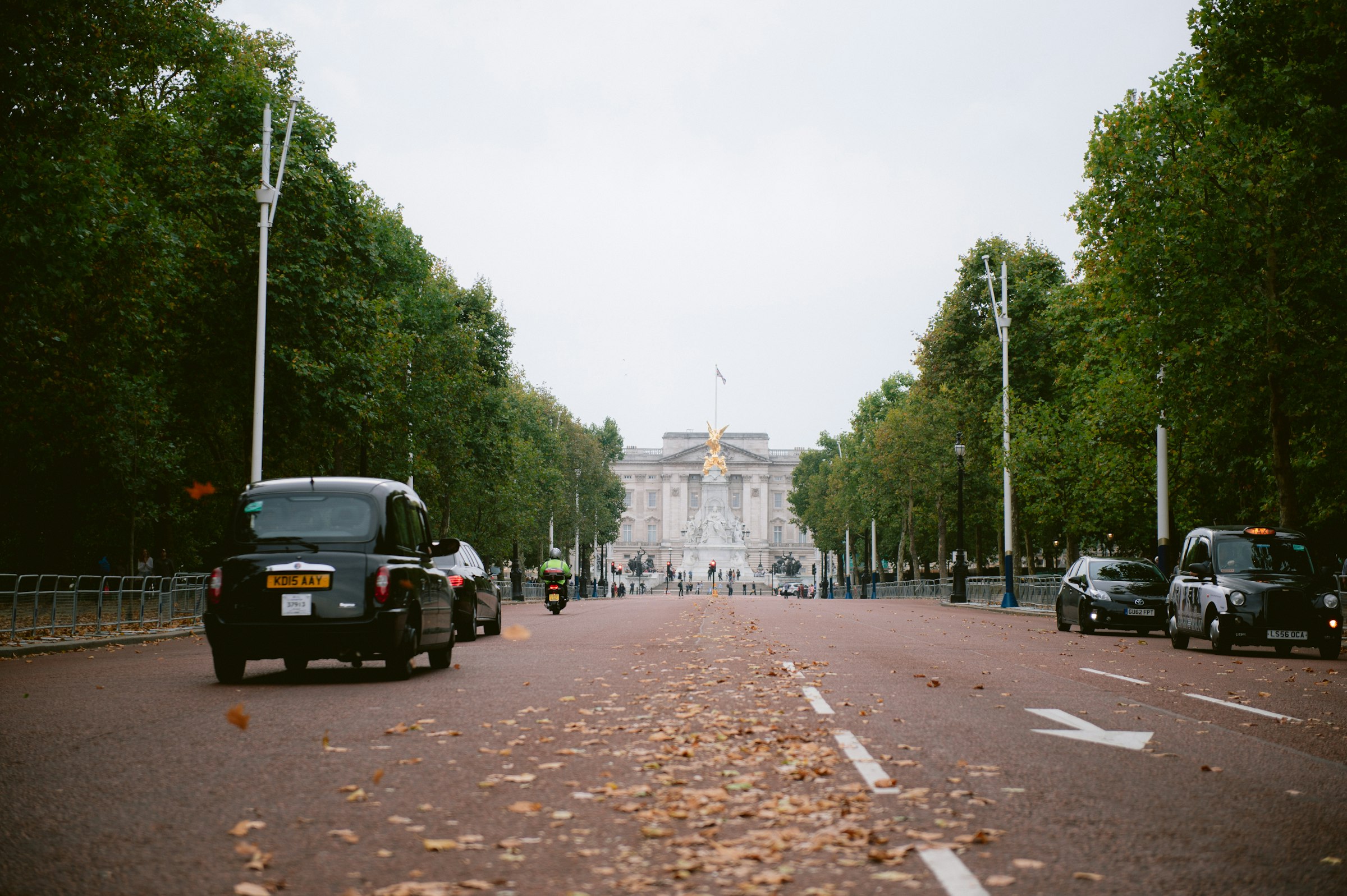 The Mall, looking towards Buckingham Palace. The race finishes here. Photograph: The Now Time, Unsplash.