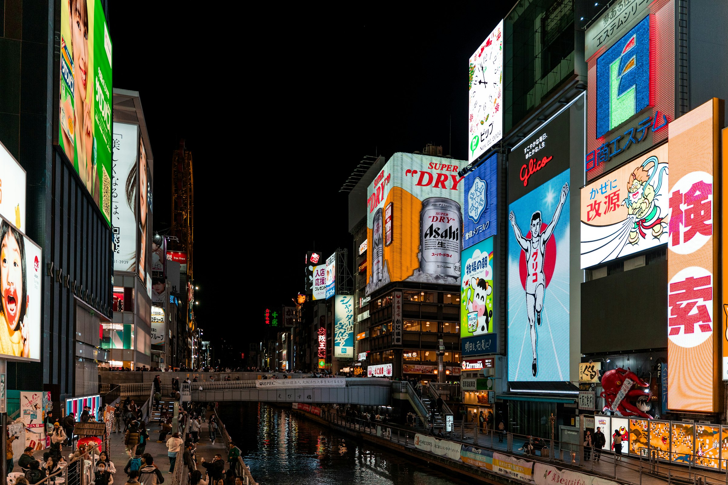 Dotonbori at night. The course crosses the canal on Midosuji, a block from these signs, at about 11.5 km. Photograph: Koon Chakhatrakan, Unsplash.