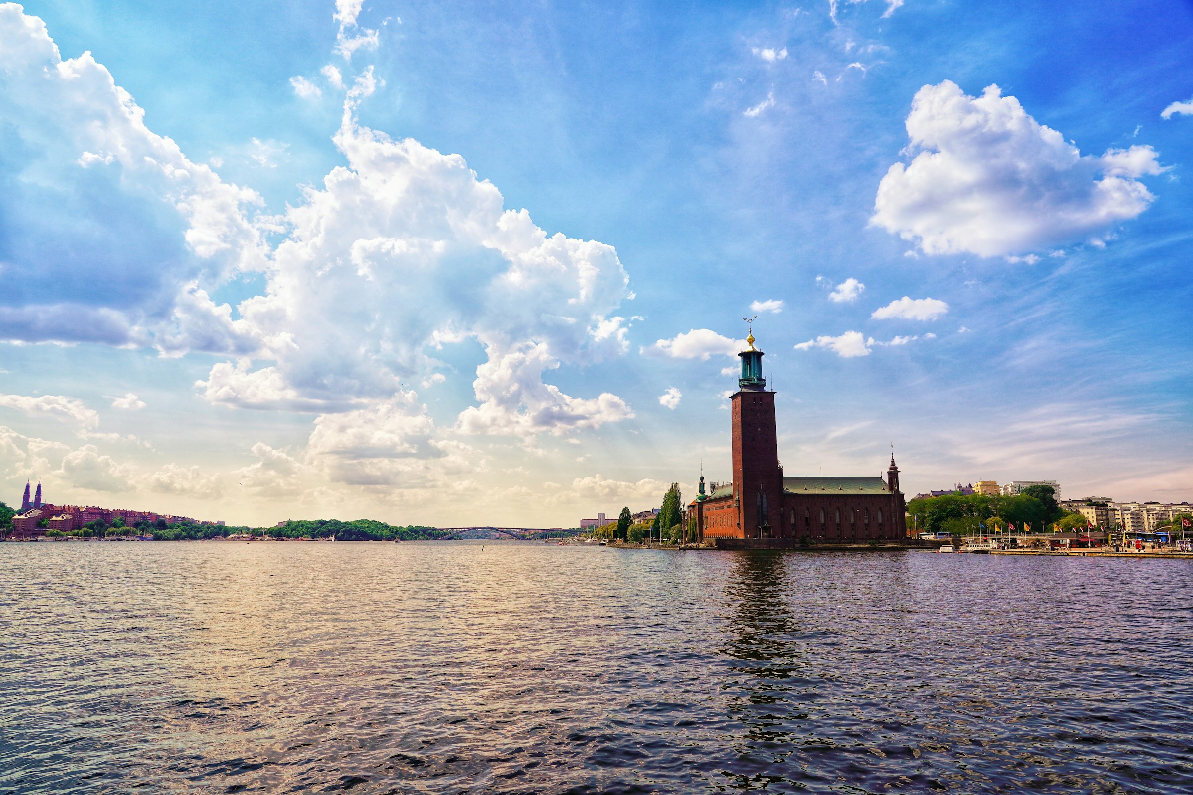 The Stadshuset on Kungsholmen, at the water's edge. The course passes it at about 31.2 km, after Västerbron. Photograph: Robert Eklund, Unsplash.