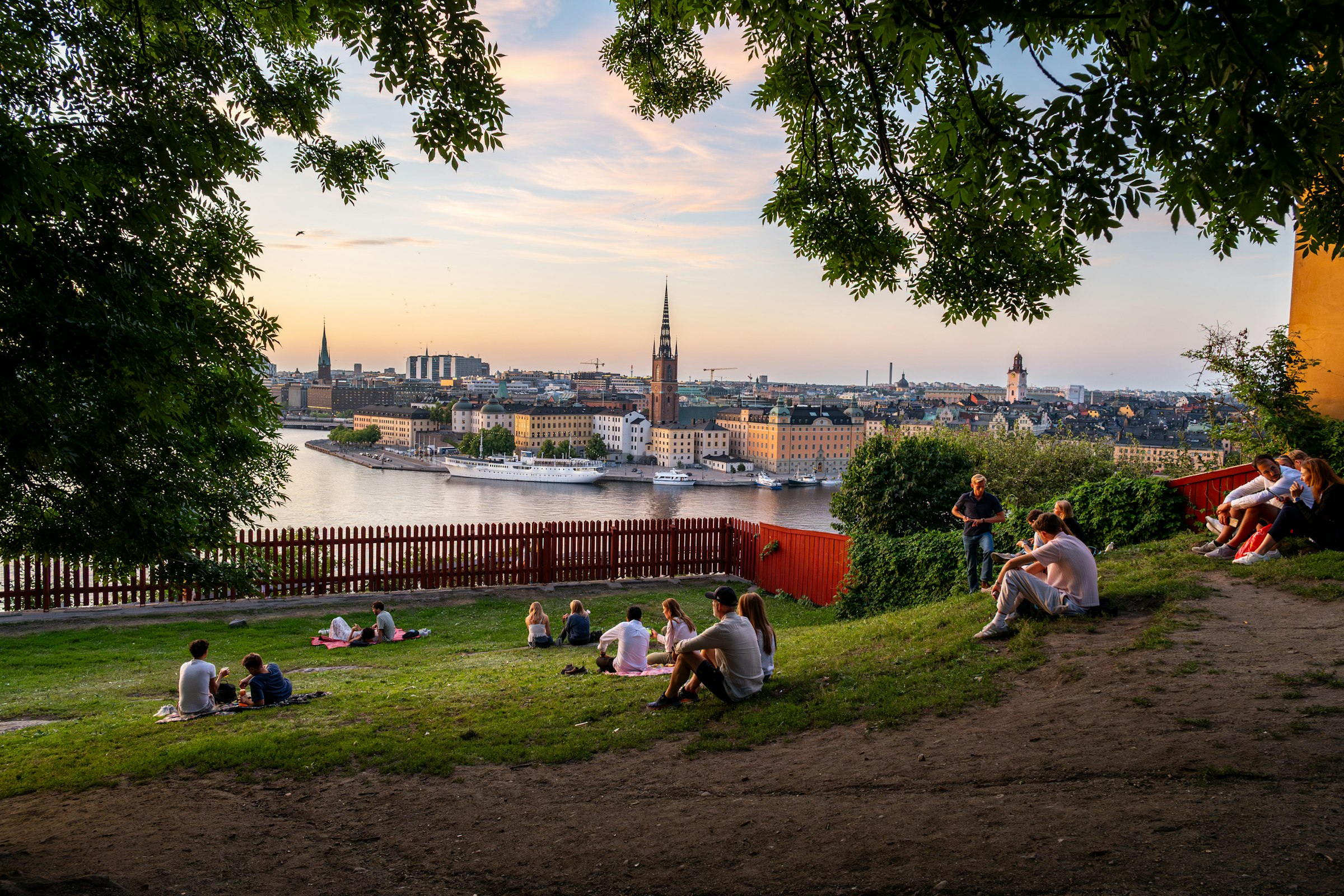 An evening on the heights of Södermalm, looking over to Riddarholmen. The course crosses Södermalm between about 21.3 km and 27.9 km. Photograph: Hanlin Sun, Unsplash.