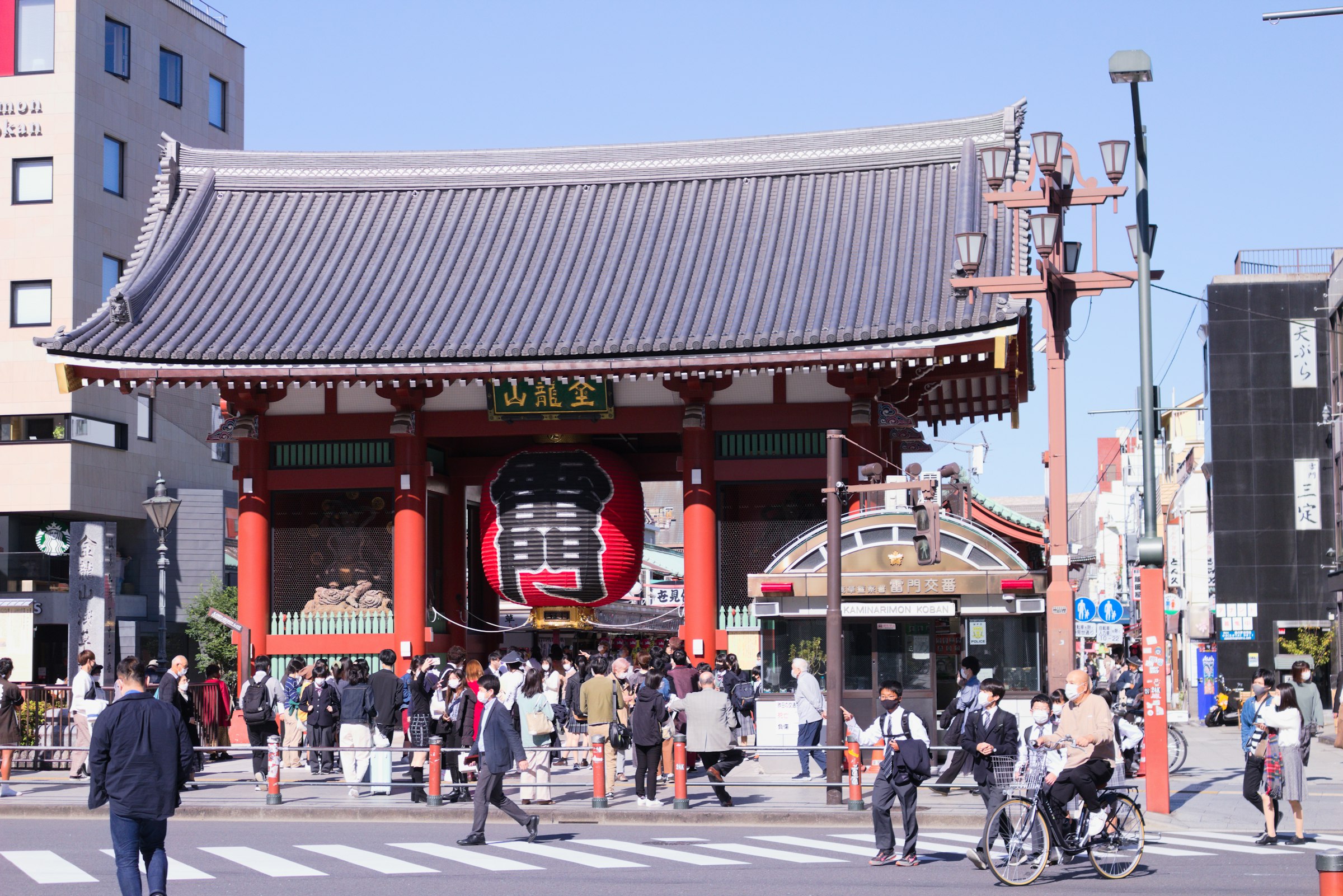 The Kaminarimon at Asakusa. The course reaches here at about 18.2 km, the northernmost point of the route. Photograph: yomogi, Unsplash.
