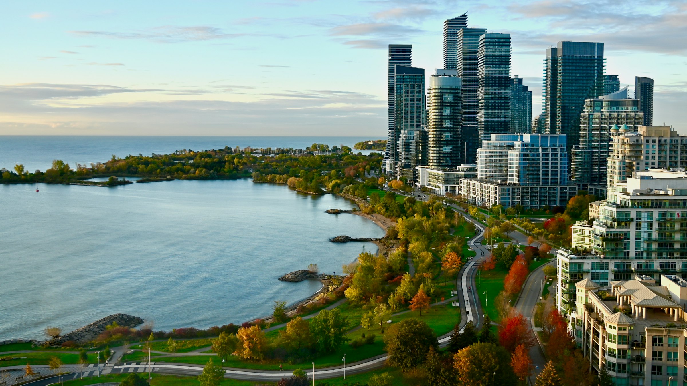Humber Bay in autumn, a little west of where the course turns back along Lake Shore Boulevard at about 12.0 km. Photograph: Rob Patterson, Unsplash.