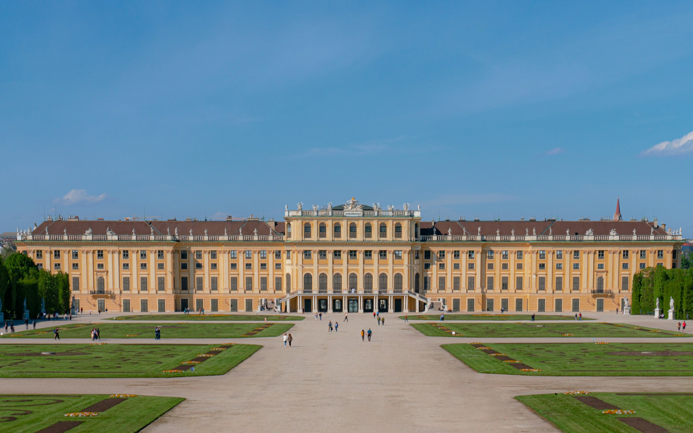 Schönbrunn Palace across its forecourt. The course turns back towards the centre close by, at about 16.0 km. Photograph: Johannes Mändle, Unsplash.